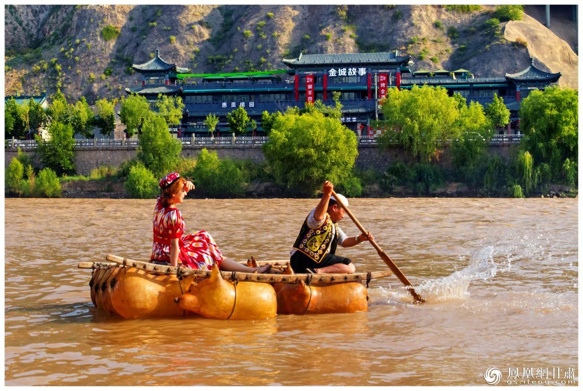 筏子客揮動著劈波斬浪的船槳，槳聲中混搭著風(fēng)聲、水聲和男女對歌的花兒聲。蘭州市文旅局供圖