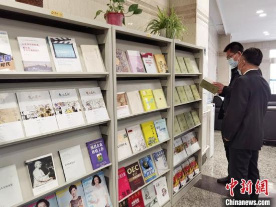 圖為國網(wǎng)甘肅電力黨校的職工書架?！⌒煅?攝