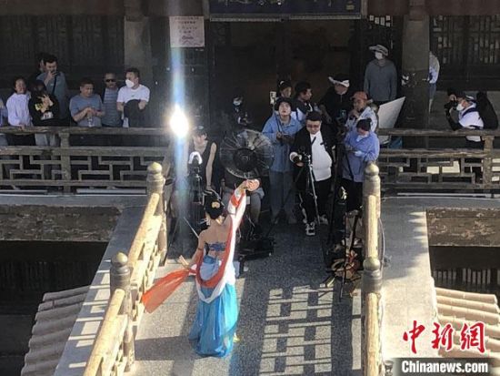 圖為5月以來(lái)，“奧大?！敝辈ガF(xiàn)場(chǎng)引游客圍觀?！《鼗褪形麄鞑抗﹫D