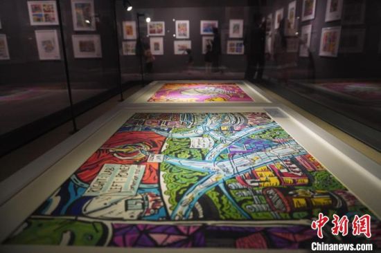 市民參觀少兒美術(shù)展覽。