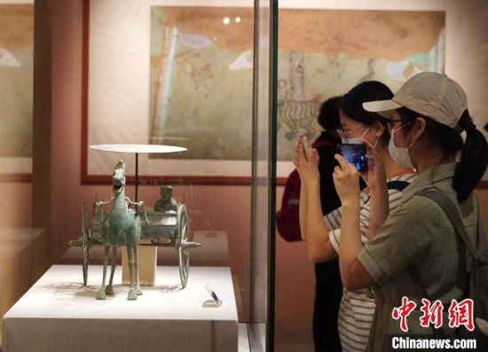 圖為參觀者參觀“大道攸歸：五涼文化展”展陳文物?！【琶赖┰?攝