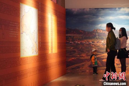 圖為參觀者參觀“大道攸歸：五涼文化展”展陳文物?！【琶赖┰?攝