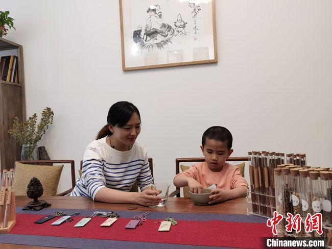 圖為魯雯為小學(xué)員授課和培訓(xùn)。　馮志軍 攝