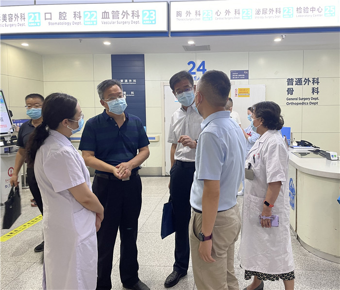 7月12日，甘肅省紀(jì)委監(jiān)委派駐省衛(wèi)健委紀(jì)檢監(jiān)察組紀(jì)檢監(jiān)察干部在蘭大二院門診開展疫情防控監(jiān)督檢查。魏雪 攝.jpg