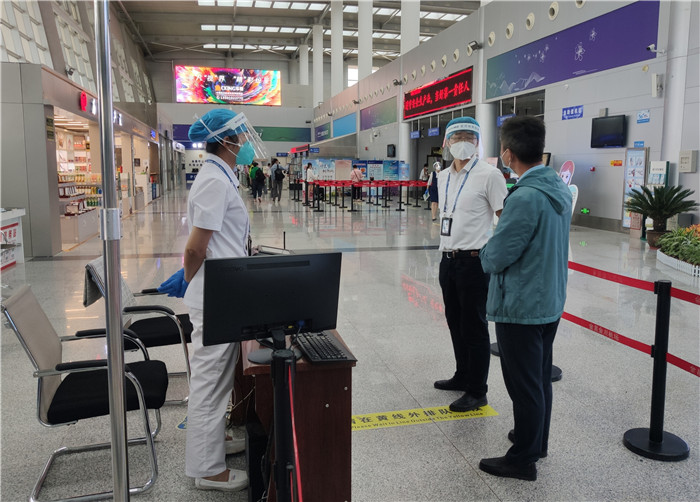 7月15日，金昌市金川區(qū)紀(jì)委監(jiān)委駐區(qū)委政法委紀(jì)檢監(jiān)察組在金昌機(jī)場監(jiān)督檢查疫情防控措施落實情況。王曉梅攝.jpg