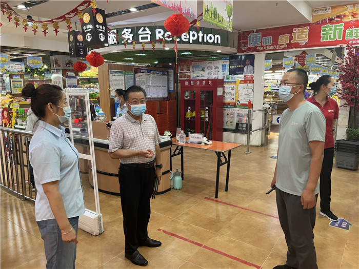 7月15日，酒泉市玉門市疫情防控督查組在隴商聯(lián)華超市監(jiān)督檢查疫情防控措施落實情況。 .jpg