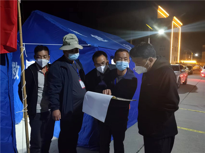 7月19日，甘南州瑪曲縣紀(jì)委監(jiān)委督查組在德吉小區(qū)卡點督導(dǎo)疫情防控工作。仲海濤 攝.jpg