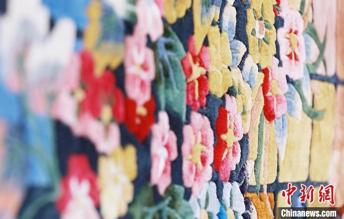 圖為手工地毯成品?！《姑?攝