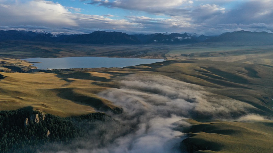 甘肅山丹馬場(chǎng)：峽谷云霧似仙境。 王超攝