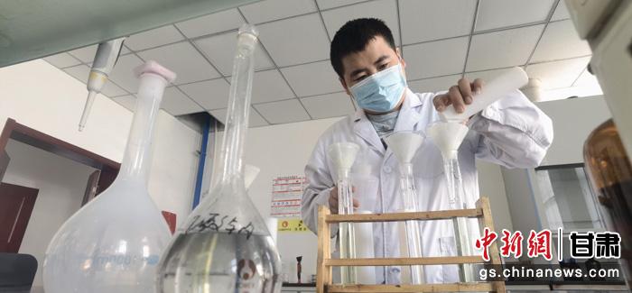 圖為甘肅科技集團(tuán)化工研究院有限責(zé)任公司工作人員正在做實驗。魏建軍 攝