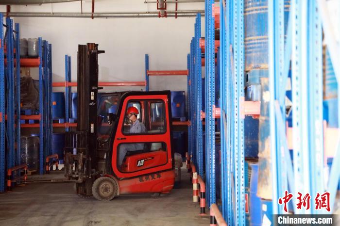 圖為甘肅省危險廢物處置中心危險廢物儲存庫?！∥航ㄜ?攝