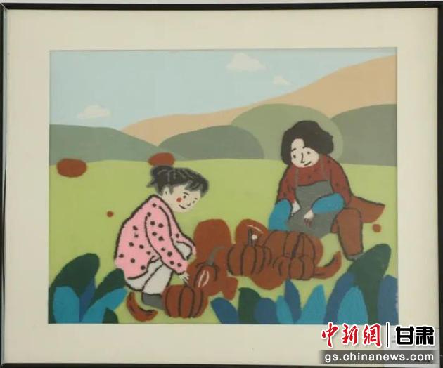 嘉峪關(guān)市新城鎮(zhèn)新城村農(nóng)業(yè)產(chǎn)業(yè)園區(qū)內(nèi)，母女兩人在摘南瓜。刺繡 馬艾米乃 繡稿 敬紅霞