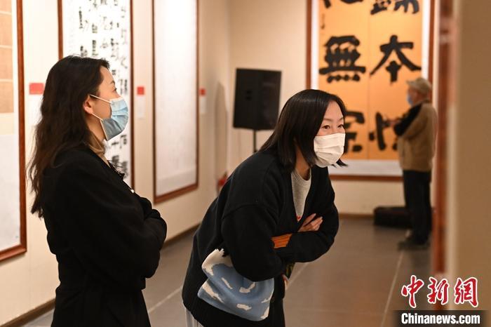 圖為甘肅蘭州，參展書法作品吸引參觀者。 中新社記者 李亞龍 攝