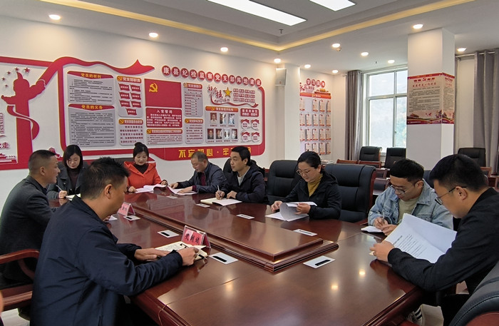 10月19日，康縣紀(jì)委監(jiān)委組織部分班子成員，辦公室、信訪室、案管室、審理室、紀(jì)檢監(jiān)察室等相關(guān)工作人員開展黨的二十大報告專題討論。.jpg
