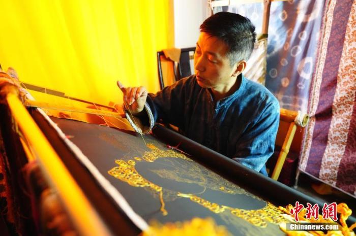系統(tǒng)性挖掘整理古代敦煌刺繡，是甘肅天水市級(jí)非遺代表性項(xiàng)目武山刺繡代表性傳承人劉云帆這兩年最緊要的工作之一。圖為劉云帆在創(chuàng)作富含敦煌刺繡元素的作品。 中新社發(fā) 謝秉錫 攝 