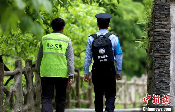 圖為民警背警務(wù)小包在轄區(qū)景區(qū)開展工作。(資料圖) 甘肅省公安廳供圖