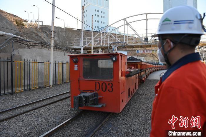 圖為工作人員正在觀察車輛運(yùn)行情況?！±顏嘄?攝