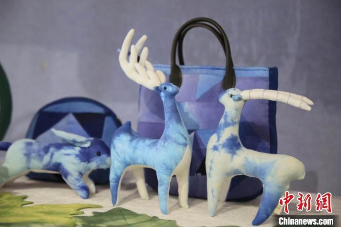 圖為許靜的非遺文創(chuàng)作品。(資料圖) 甘肅省非遺保護(hù)中心供圖