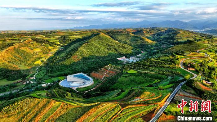 航拍視角下的樺林古動(dòng)物化石埋藏原址館。該館位于臨夏州和政縣。(資料圖) 和政宣傳部供圖
