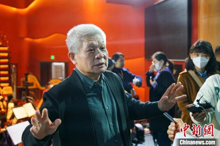 該劇導(dǎo)演蔣力向媒體介紹相關(guān)情況?！《∷?攝