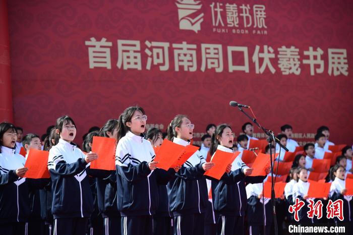 圖為學生們在開幕式上誦讀經(jīng)典?！×赫赵?攝