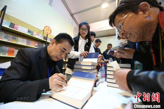 圖為作家王躍文現(xiàn)場簽名售書?！×赫赵?攝