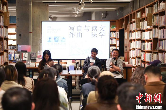 《至少還有文學(xué)》推出：在今天，我們?yōu)槭裁催€需要文學(xué)？