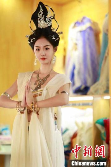 圖為身著“飛天裝”的敦煌大漠“逐舞者”奧楠。(資料圖) 敦煌市委宣傳部供圖