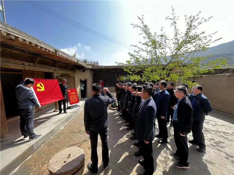 圖為臨夏州紀(jì)委監(jiān)委組織黨員干部在東鄉(xiāng)縣布塄溝黨史教育基地開展革命教育活動(dòng)，賡續(xù)紅色血脈、汲取奮進(jìn)力量、激發(fā)干事熱情。.png