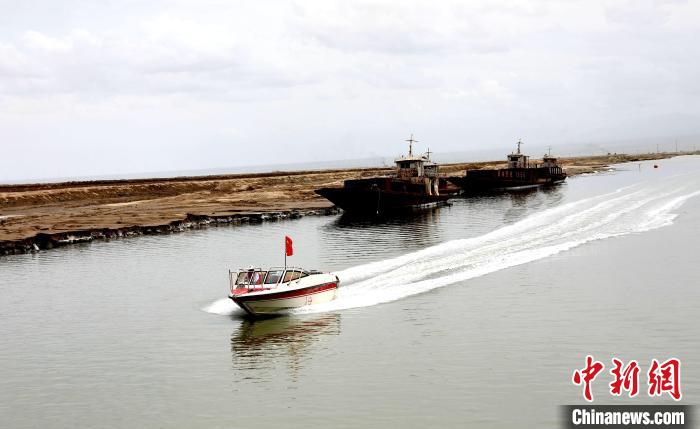 圖為茶卡鹽湖?！⊙Φ?攝