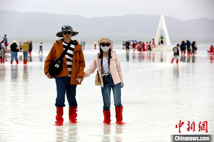 圖為游客在茶卡鹽湖之中?！⊙Φ?攝