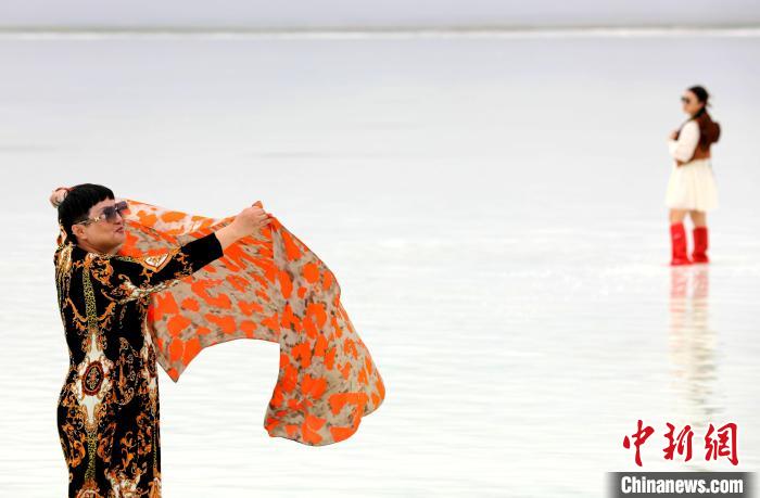 圖為游客在茶卡鹽湖拍照。　薛蒂 攝