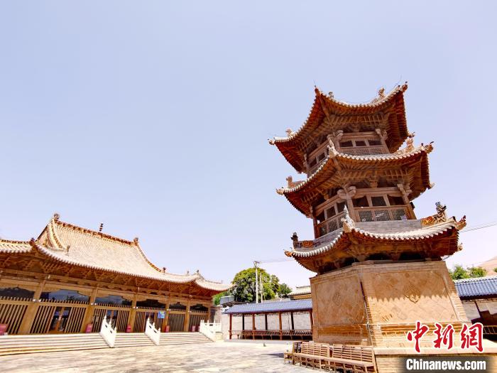 圖為阿河灘清真寺局部?！?zhí)砀?攝