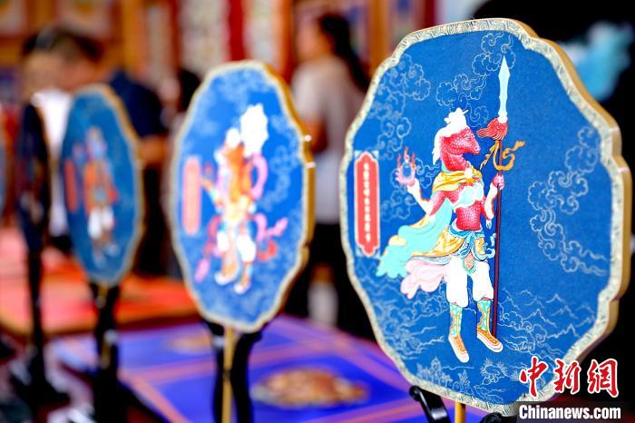 圖為唐卡延伸產(chǎn)品?！⊙Φ?攝