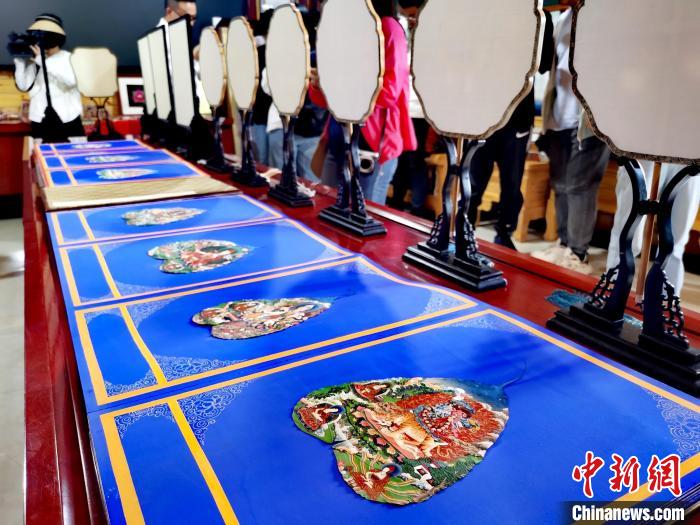 圖為唐卡延伸產(chǎn)品?！?zhí)砀?攝