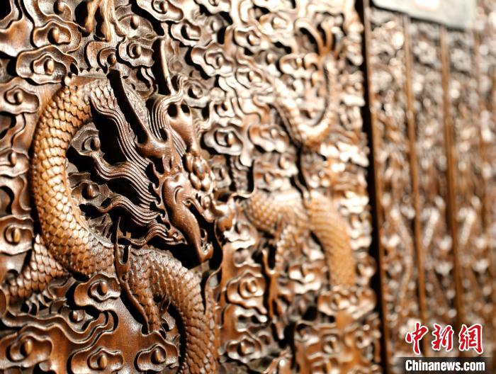 圖為青海永錄民俗博物館內(nèi)珍藏的中式家具細(xì)節(jié)展示?！⊙Φ?攝