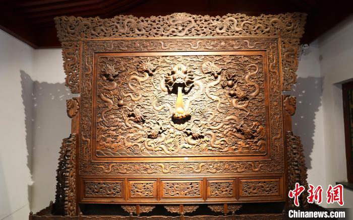 圖為青海永錄民俗博物館內(nèi)珍藏的中式家具?！⊙Φ?攝