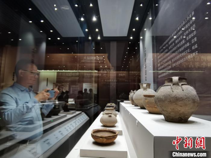 圖為河湟文化博物館展陳的陶器?！?zhí)砀?攝