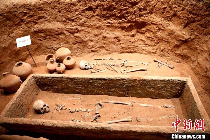 圖為河湟文化博物館復(fù)制展陳的墓葬及其彩陶陪葬品?！⊙Φ?攝