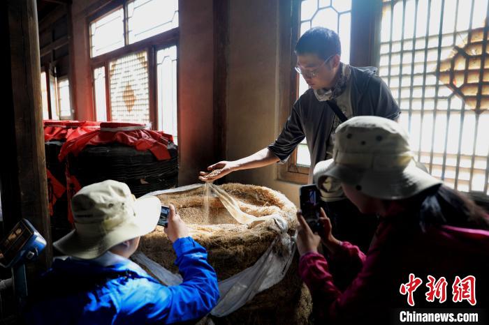 圖為青稞酒文化展示?！⊙Φ?攝