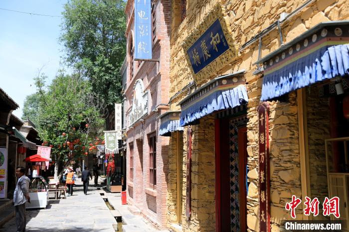 圖為平安驛·河湟民俗文化體驗地的門店?！⊙Φ?攝