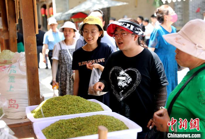 圖為民眾購買青海特色小吃?！⊙Φ?攝