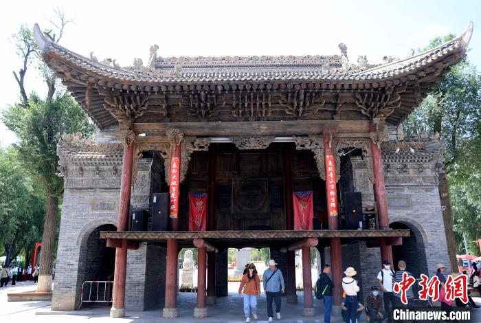 圖為平安驛·河湟民俗文化體驗地的戲樓?！⊙Φ?攝