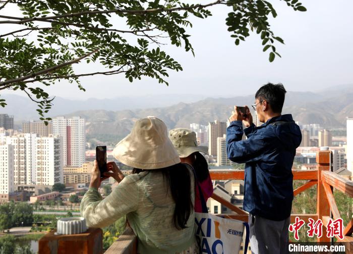 圖為媒體記者登頂朝陽(yáng)山。　薛蒂 攝