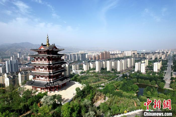 圖為航拍樂(lè)都區(qū)朝陽(yáng)山片區(qū)?！⊙Φ?攝