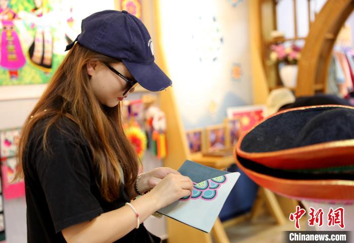 圖為民眾體驗(yàn)國(guó)家級(jí)非遺項(xiàng)目盤(pán)繡技藝。　薛蒂 攝