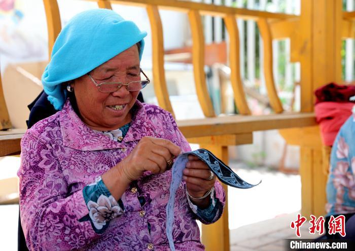 圖為繡娘在土族盤(pán)繡園內(nèi)制作盤(pán)繡?！⊙Φ?攝