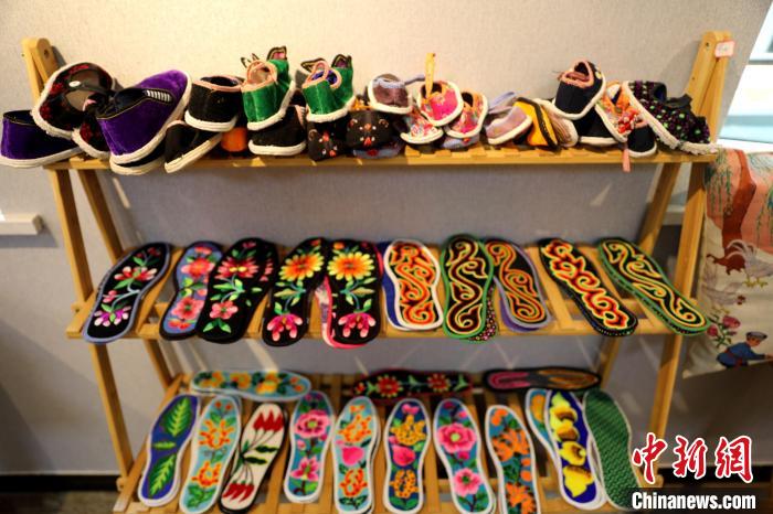 圖為盤(pán)繡作品?！⊙Φ?攝