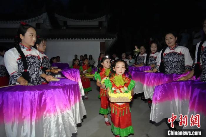 甘肅省西和縣姜席鎮(zhèn)晚霞湖畔，當(dāng)?shù)孛耖g舉行盛大的乞巧儀式。魏朵朵 攝