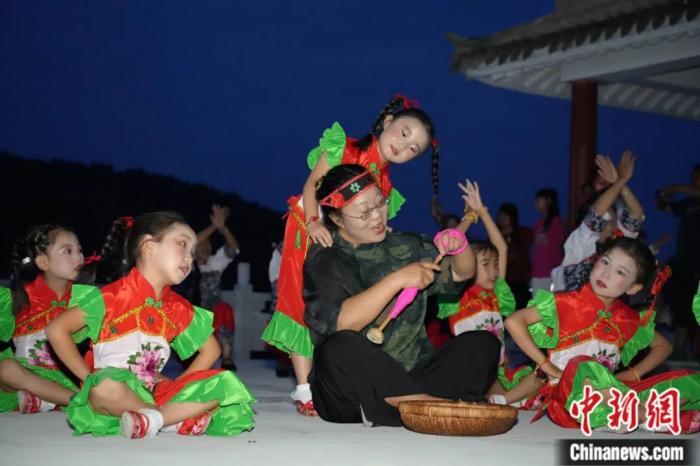 甘肅省西和縣小朋友們迎接“巧娘娘”。魏朵朵 攝